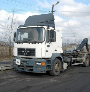 Ciężarówka do przewozu kontenerów ze złomem